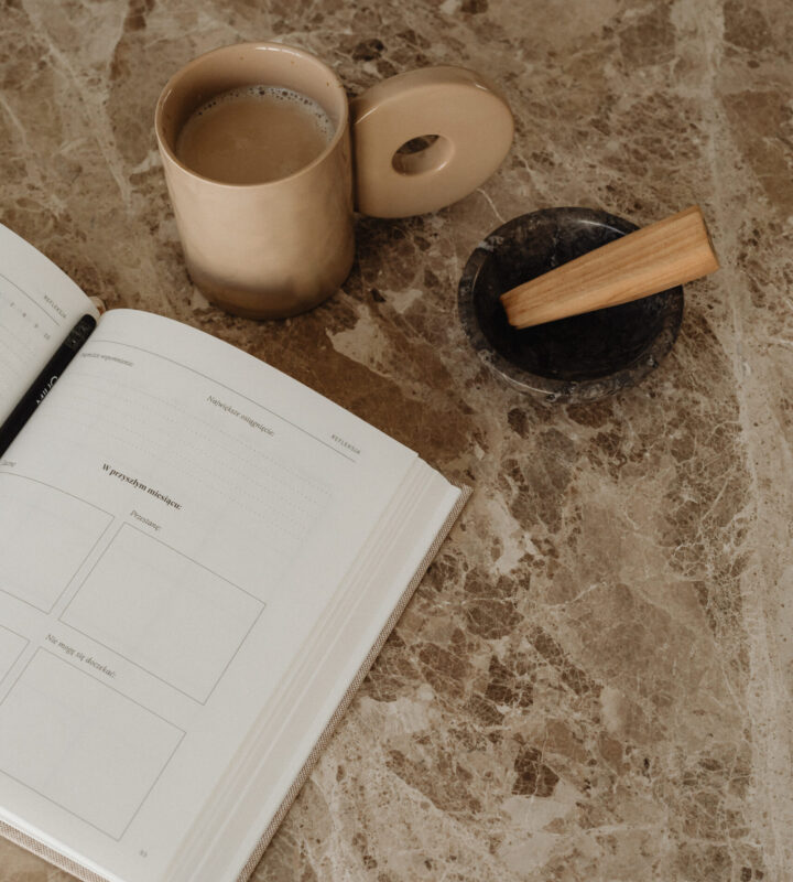 kaboompics_book-reading-coffee-palo-santo-32264 (1)